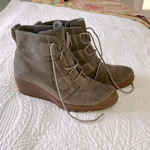 Womens Sorel ankle boots size 9.